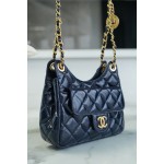 𝗖𝗛𝗔𝗡𝗘𝗟✦23𝑪 Early Spring Resort Collection Bright crinkled calfskin and gold metal Wave bag Medium Navy 🌊