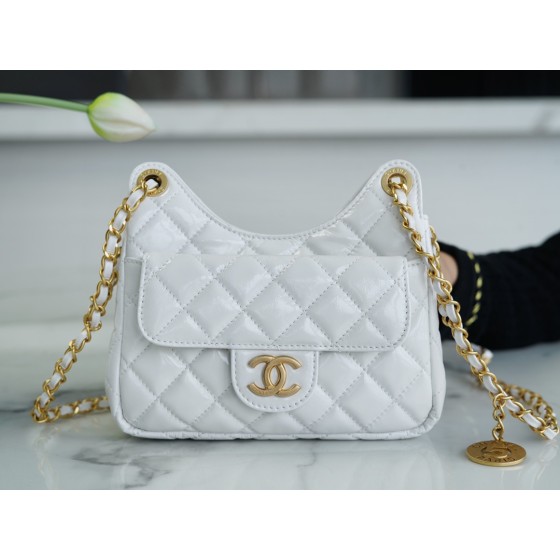𝗖𝗛𝗔𝗡𝗘𝗟✦23𝑪 Early Spring Resort Collection Bright crinkled calfskin and gold metal Wave bag small white