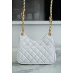 𝗖𝗛𝗔𝗡𝗘𝗟✦23𝑪 Early Spring Resort Collection Bright crinkled calfskin and gold metal Wave bag small white