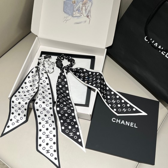 𝐂𝐡𝐚𝐧𝐞𝐥 "Polaroid" 2-in-1 hair tie ➕ribbon 100% silk polka dot black and white