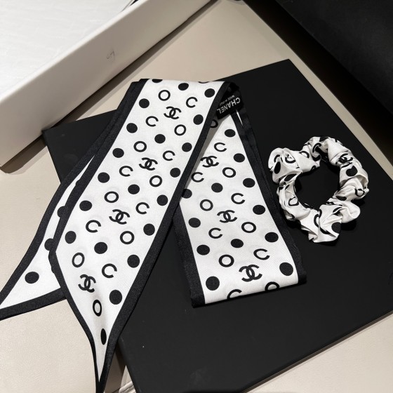 𝐂𝐡𝐚𝐧𝐞𝐥 "Polaroid" 2-in-1 hair tie ➕ribbon 100% silk polka dot black and white