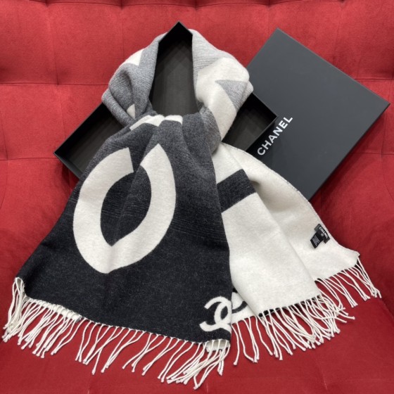𝐂𝐡𝐚𝐧𝐞𝐥 shawl scarf 🧣 dual-use 53% cashmere ➕ 47% wool
