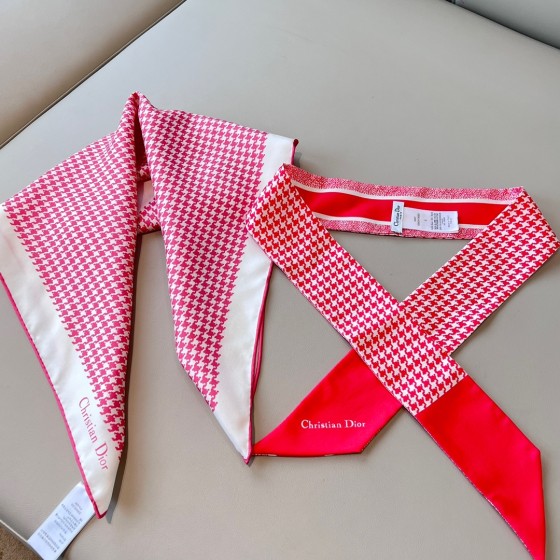 𝐃𝐢𝐨𝐫 ·"Houndstooth Square Scarf" rose red 100% mulberry silk