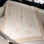 𝐋𝐨𝐮𝐢𝐬 𝐕𝐮𝐢𝐭𝐭𝐨𝐧 "Flower Blanket" Cream 90% Sheep Wool 10% Cashmere Reversible