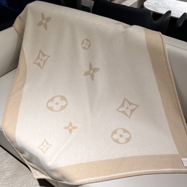 𝐋𝐨𝐮𝐢𝐬 𝐕𝐮𝐢𝐭𝐭𝐨𝐧 "Flower Blanket" Cream 90% Sheep Wool 10% Cashmere Reversible