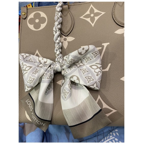 𝐋𝐨𝐮𝐢𝐬 𝐕𝐮𝐢𝐭𝐭𝐨𝐧 "1854 Hair Band" milk tea color Cream 100% silk original fabric