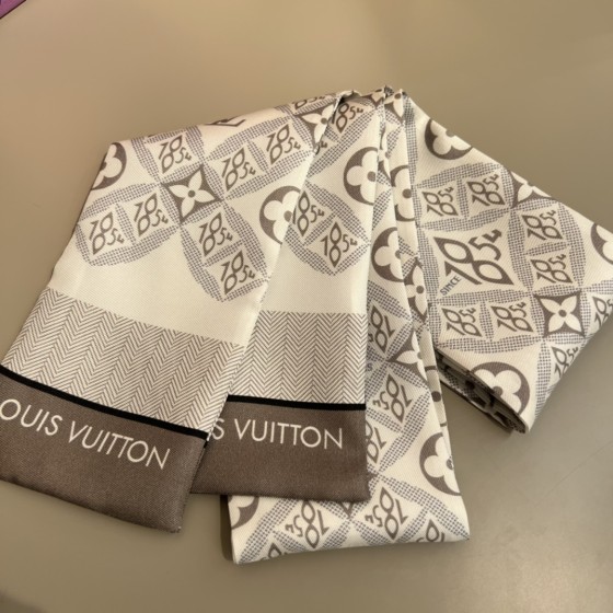 𝐋𝐨𝐮𝐢𝐬 𝐕𝐮𝐢𝐭𝐭𝐨𝐧 "1854 Hair Band" milk tea color Cream 100% silk original fabric