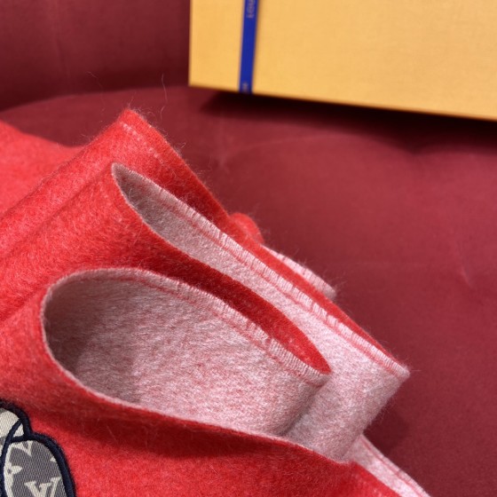 𝐋𝐨𝐮𝐢𝐬 𝐯𝐮𝐢𝐭𝐭𝐨𝐧 cashmere scarf