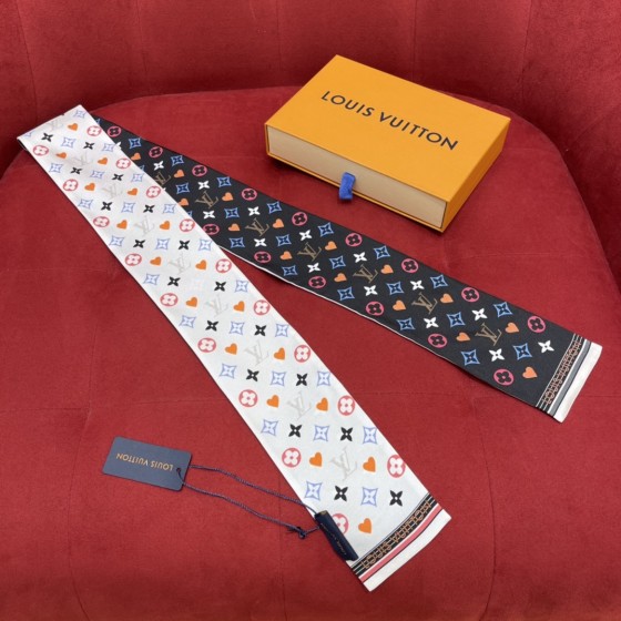 𝐋𝐨𝐮𝐢𝐬 𝐯𝐮𝐢𝐭𝐭𝐨𝐧 Game on three-color silk scarf with poker elements