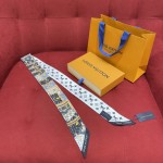 𝐋𝐨𝐮𝐢𝐬 𝐯𝐮𝐢𝐭𝐭𝐨𝐧 A classic silk scarf with a hard case and presbyopic elements