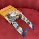 𝐋𝐨𝐮𝐢𝐬 𝐯𝐮𝐢𝐭𝐭𝐨𝐧 A classic silk scarf with a hard case and presbyopic elements