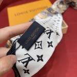 𝐋𝐨𝐮𝐢𝐬 𝐯𝐮𝐢𝐭𝐭𝐨𝐧 A classic silk scarf with a hard case and presbyopic elements
