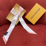 𝐋𝐨𝐮𝐢𝐬 𝐯𝐮𝐢𝐭𝐭𝐨𝐧 A classic silk scarf with a hard case and presbyopic elements