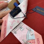 𝐋𝐨𝐮𝐢𝐬 𝐯𝐮𝐢𝐭𝐭𝐨𝐧 A classic silk scarf with a hard case and presbyopic elements