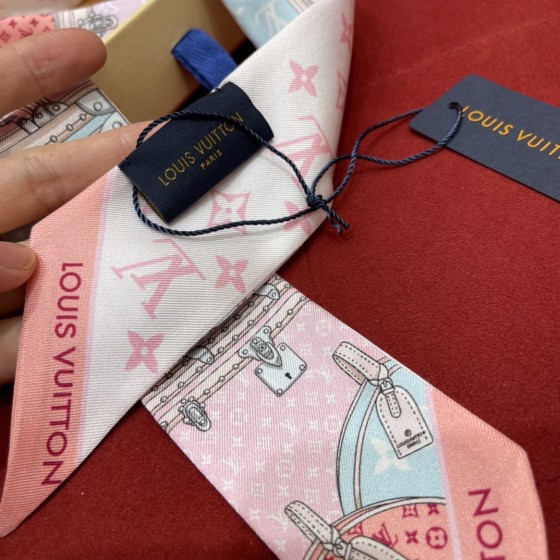 𝐋𝐨𝐮𝐢𝐬 𝐯𝐮𝐢𝐭𝐭𝐨𝐧 A classic silk scarf with a hard case and presbyopic elements