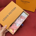 𝐋𝐨𝐮𝐢𝐬 𝐯𝐮𝐢𝐭𝐭𝐨𝐧 A classic silk scarf with a hard case and presbyopic elements