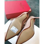 Valentino recommends this studded shoes once launched, the fashion It Girl starry-eyed pursuit