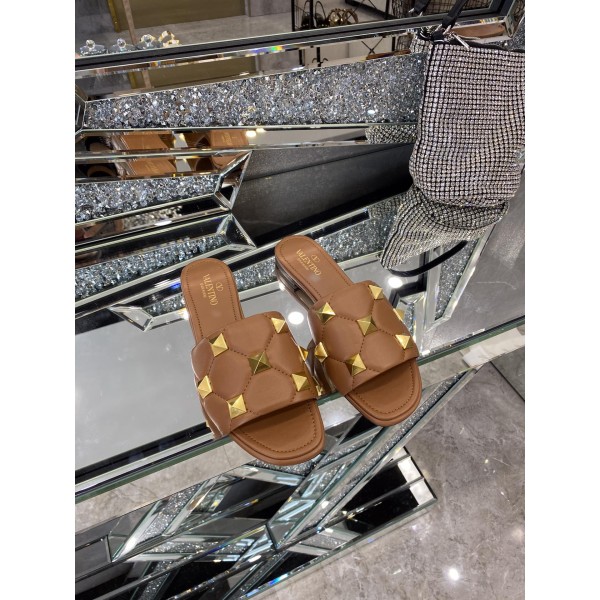 【Valentino】𝟐𝟎𝟐𝟏/𝐒𝐒 𝐧𝐞𝐰 The latest counter series, perfect details, very bright show series launched