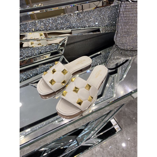 【Valentino】𝟐𝟎𝟐𝟏/𝐒𝐒 𝐧𝐞𝐰 The latest counter series, perfect details, very bright show series launched