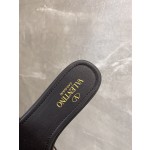 【Valentino】𝟐𝟎𝟐𝟏/𝐒𝐒 𝐧𝐞𝐰 The latest counter series, perfect details, very bright show series launched