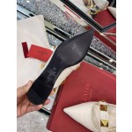 【Valentino】𝟐𝟎𝟐𝟏/𝐒𝐒 𝐧𝐞𝐰 The latest series of counter perfect details original matte open edge bead leather