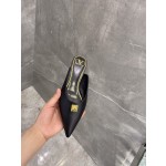 【Valentino】𝟐𝟎𝟐𝟏/𝐒𝐒 𝐧𝐞𝐰 The latest series of counter perfect details original matte open edge bead leather