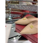 【Valentino】𝟐𝟎𝟐𝟏/𝐒𝐒 𝐧𝐞𝐰 The latest series of counter perfect details original matte open edge bead leather