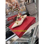 【Valentino】𝟐𝟎𝟐𝟏/𝐒𝐒 𝐧𝐞𝐰 Valentino studded sandals counter the latest series of very bright show series launched