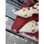 【Valentino】𝟐𝟎𝟐𝟏/𝐒𝐒 𝐧𝐞𝐰 Valentino studded sandals counter the latest series of very bright show series launched