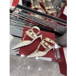 【Valentino】𝟐𝟎𝟐𝟏/𝐒𝐒 𝐧𝐞𝐰 Valentino studded sandals counter the latest series of very bright show series launched