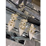 【Valentino】𝟐𝟎𝟐𝟏/𝐒𝐒 𝐧𝐞𝐰 Valentino studded sandals counter the latest series of very bright show series launched