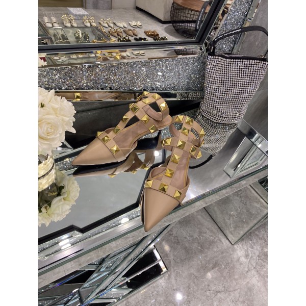 【Valentino】𝟐𝟎𝟐𝟏/𝐒𝐒 𝐧𝐞𝐰 Valentino studded sandals counter the latest series of very bright show series launched
