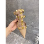 【Valentino】𝟐𝟎𝟐𝟏/𝐒𝐒 𝐧𝐞𝐰 Valentino studded sandals counter the latest series of very bright show series launched