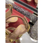 【Valentino】𝟐𝟎𝟐𝟏/𝐒𝐒 𝐧𝐞𝐰 Valentino studded sandals counter the latest series of very bright show series launched