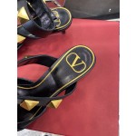 【Valentino】𝟐𝟎𝟐𝟏/𝐒𝐒 𝐧𝐞𝐰 Valentino studded sandals counter the latest series of very bright show series launched