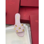 【Valentino】𝟐𝟎𝟐𝟏/𝐒𝐒 𝐧𝐞𝐰 021 official website new metal rivets diamond plaid slippers Qin Lan the same model