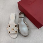 【Valentino】𝟐𝟎𝟐𝟏/𝐒𝐒 𝐧𝐞𝐰 021 official website new metal rivets diamond plaid slippers Qin Lan the same model