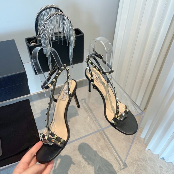 【Valentino】𝟐𝟎𝟐𝟏/𝐒𝐒 𝐧𝐞𝐰 Valentino's new Spring/Summer 2021 collection is still the classic studded collection