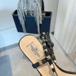 【Valentino】𝟐𝟎𝟐𝟏/𝐒𝐒 𝐧𝐞𝐰 Valentino's new Spring/Summer 2021 collection is still the classic studded collection