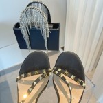 【Valentino】𝟐𝟎𝟐𝟏/𝐒𝐒 𝐧𝐞𝐰 Valentino's new Spring/Summer 2021 collection is still the classic studded collection