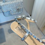 【Valentino】𝟐𝟎𝟐𝟏/𝐒𝐒 𝐧𝐞𝐰 Valentino's new Spring/Summer 2021 collection is still the classic studded collection