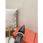 【Valentino】𝟐𝟎𝟐𝟏/𝐒𝐒 𝐧𝐞𝐰 Valentino Lambskin back lace-up heel with sculpted work