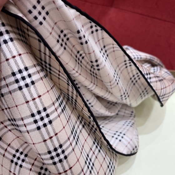 Burberry Perpetual Check 100% silk twill