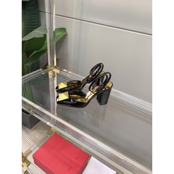 【Valentino】𝟐𝟎𝟐𝟏/𝐒𝐒 𝐧𝐞𝐰 VALENTINO 2022ss spring-summer new big studded high heelss still the classic studded collection