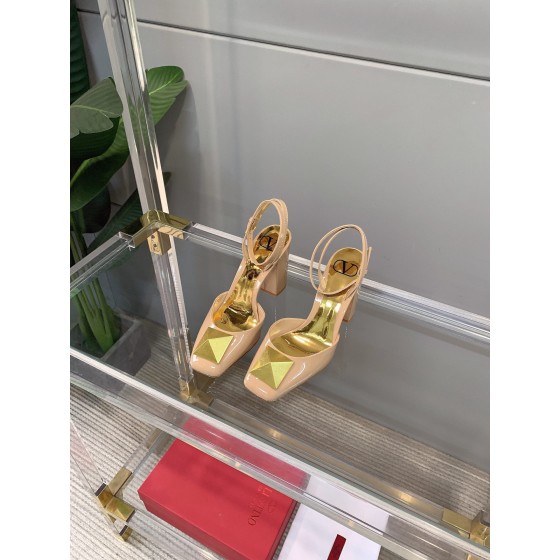 【Valentino】𝟐𝟎𝟐𝟏/𝐒𝐒 𝐧𝐞𝐰 VALENTINO 2022ss spring-summer new big studded high heelss still the classic studded collection