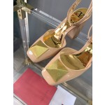 【Valentino】𝟐𝟎𝟐𝟏/𝐒𝐒 𝐧𝐞𝐰 VALENTINO 2022ss spring-summer new big studded high heelss still the classic studded collection