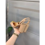 【Valentino】𝟐𝟎𝟐𝟏/𝐒𝐒 𝐧𝐞𝐰 VALENTINO 2022ss spring-summer new big studded high heelss still the classic studded collection