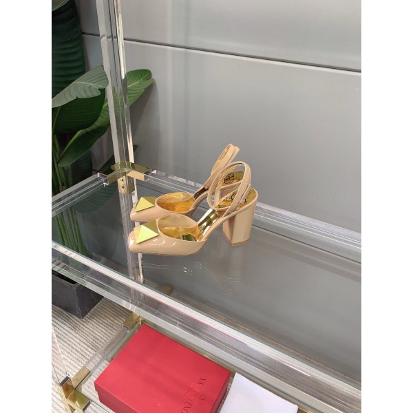 【Valentino】𝟐𝟎𝟐𝟏/𝐒𝐒 𝐧𝐞𝐰 VALENTINO 2022ss spring-summer new big studded high heelss still the classic studded collection