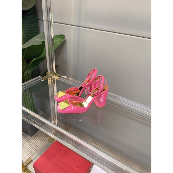 【Valentino】𝟐𝟎𝟐𝟏/𝐒𝐒 𝐧𝐞𝐰 VALENTINO 2022ss spring-summer new big studded high heelss still the classic studded collection