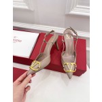 【Valentino】𝟐𝟎𝟐𝟏/𝐒𝐒 𝐧𝐞𝐰 Valentino 2022 spring and summer new large V diamond buckle high heels on the new